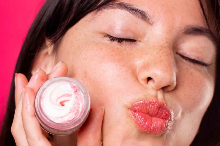 What Is A Lip Scrub, And How To Use ?