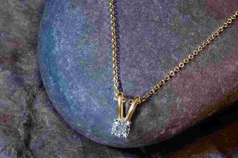 Best CaratLane Pendants: Timeless Elegance